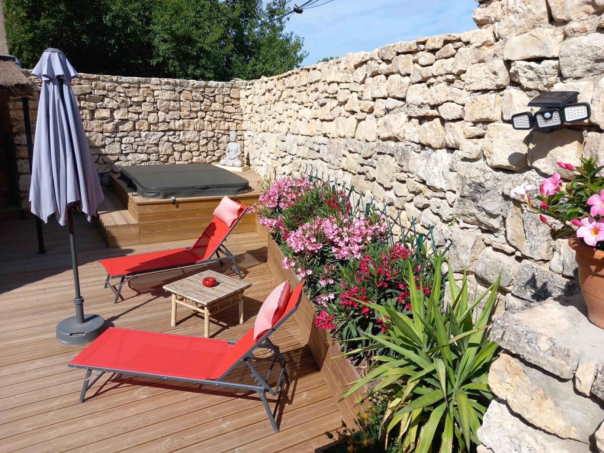 Chez Daniele Chambre Avec Jacuzzi Et Terrasse Privee Murs  Exteriér fotografie