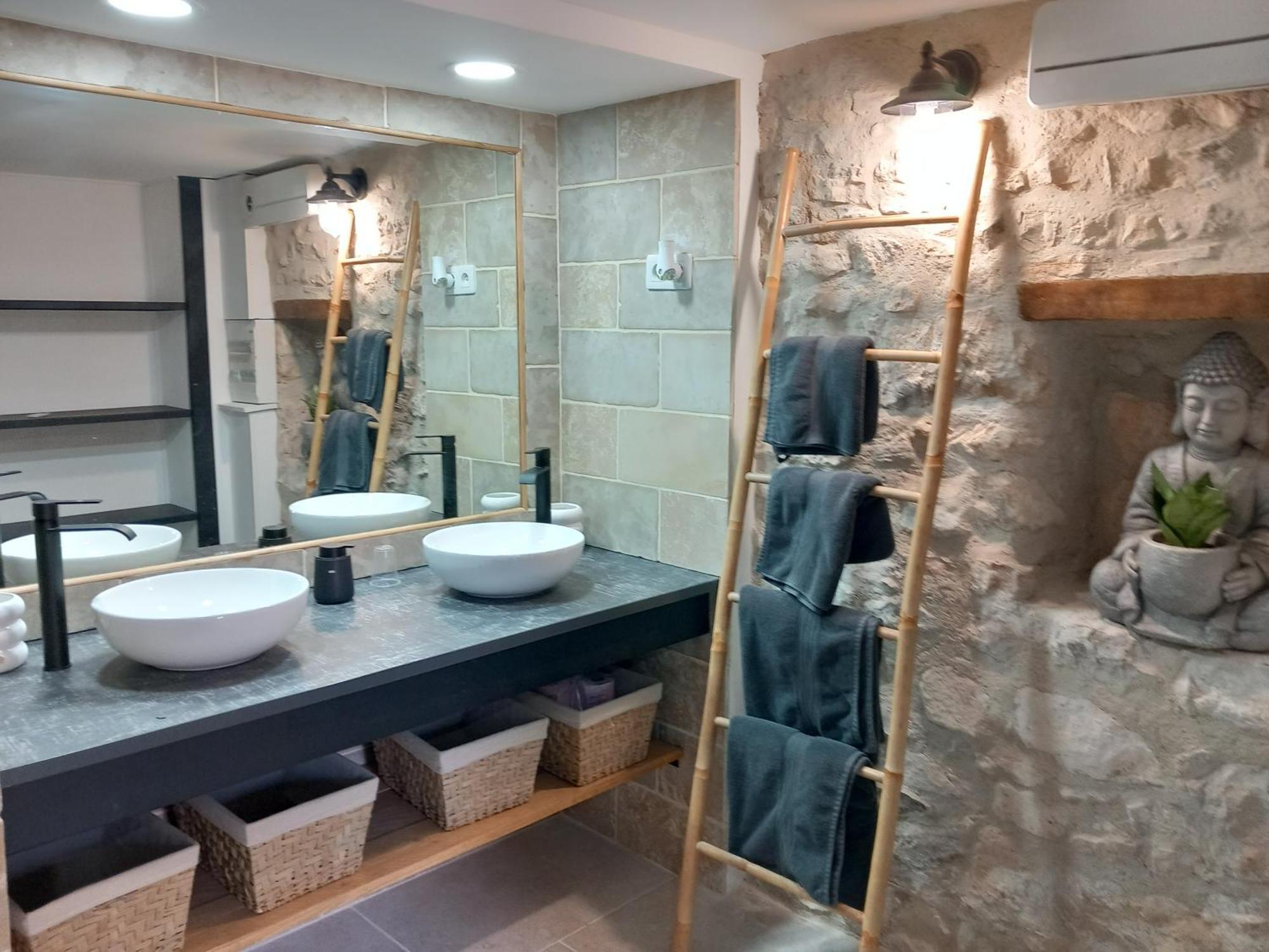 Chez Daniele Chambre Avec Jacuzzi Et Terrasse Privee Murs  Exteriér fotografie
