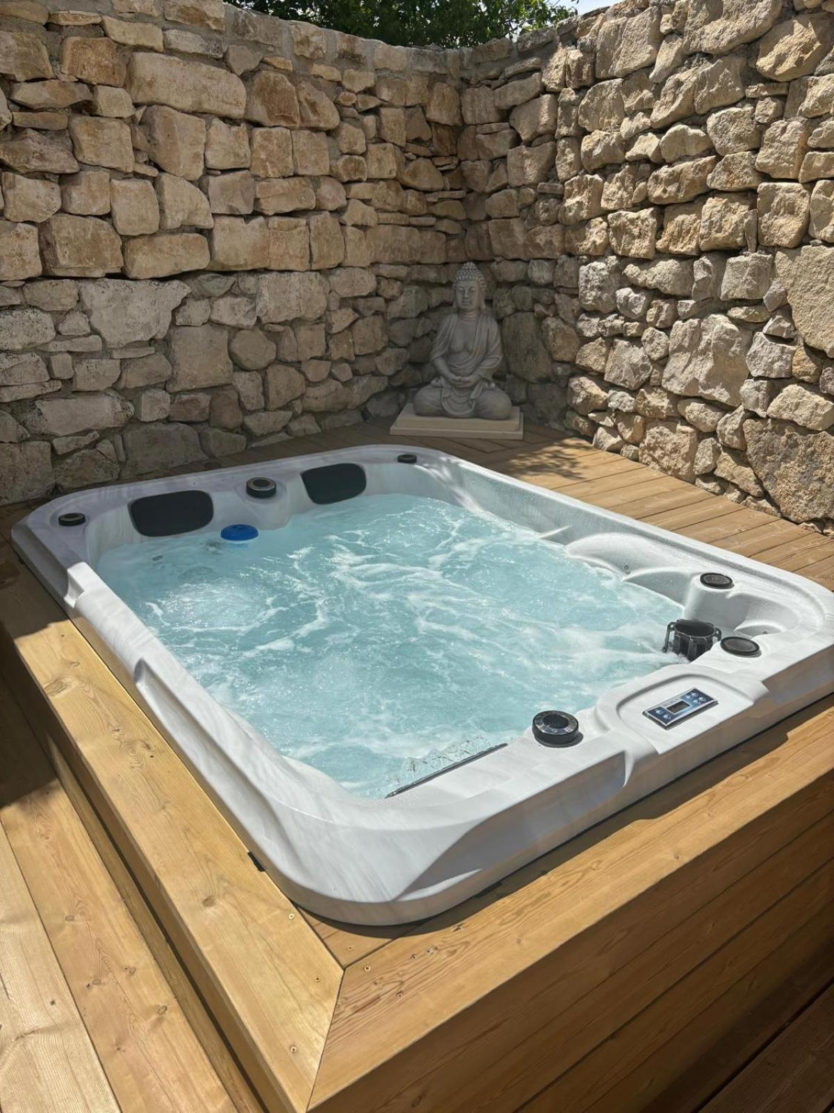 Chez Daniele Chambre Avec Jacuzzi Et Terrasse Privee Murs  Exteriér fotografie